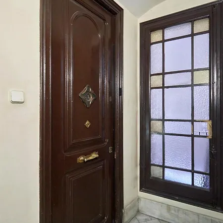 Classic Catalan Family With Balcony By Maison Pinata דירה ברצלונה